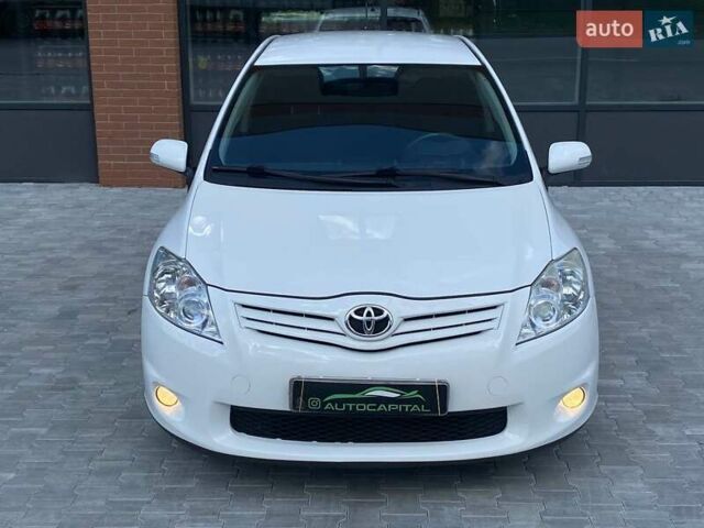 Белый Тойота Аурис, объемом двигателя 1.36 л и пробегом 265 тыс. км за 7790 $, фото 3 на Automoto.ua