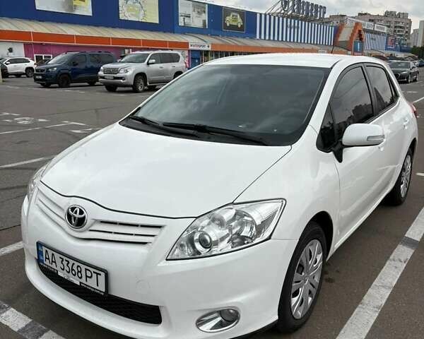 Білий Тойота Ауріс, об'ємом двигуна 1.6 л та пробігом 121 тис. км за 10500 $, фото 1 на Automoto.ua