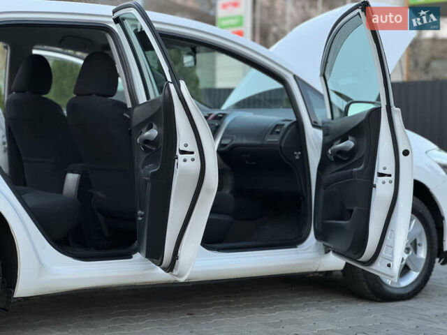 Белый Тойота Аурис, объемом двигателя 1.8 л и пробегом 233 тыс. км за 9000 $, фото 36 на Automoto.ua