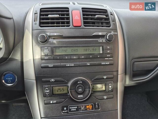 Білий Тойота Ауріс, об'ємом двигуна 1.8 л та пробігом 230 тис. км за 9950 $, фото 33 на Automoto.ua