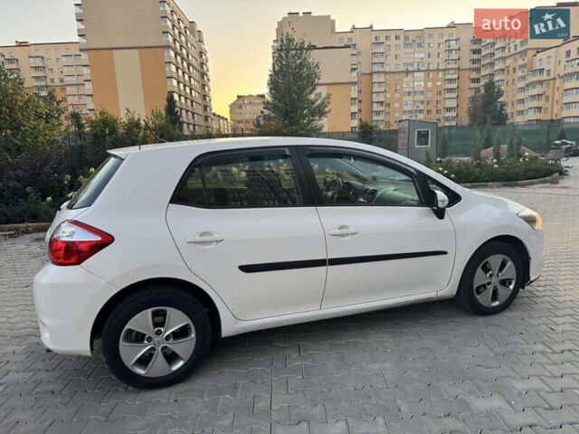 Белый Тойота Аурис, объемом двигателя 1.6 л и пробегом 40 тыс. км за 12500 $, фото 9 на Automoto.ua