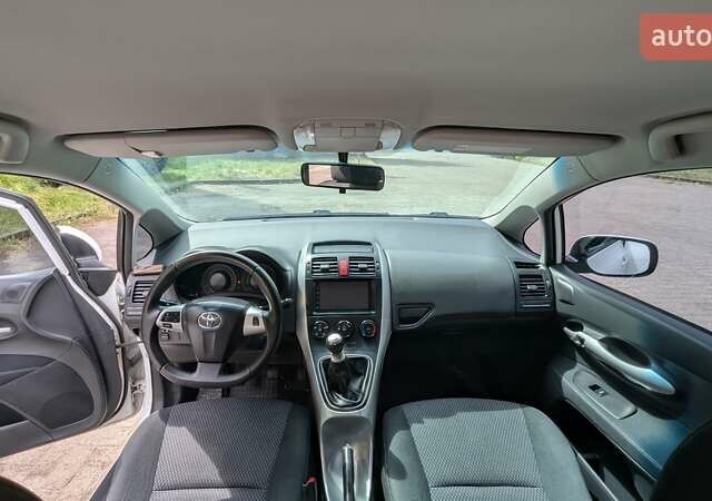 Белый Тойота Аурис, объемом двигателя 1.36 л и пробегом 277 тыс. км за 7500 $, фото 21 на Automoto.ua
