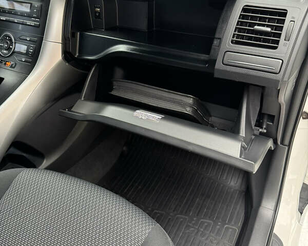 Білий Тойота Ауріс, об'ємом двигуна 1.6 л та пробігом 129 тис. км за 9950 $, фото 17 на Automoto.ua