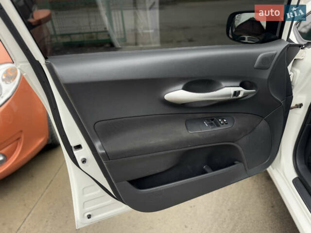 Белый Тойота Аурис, объемом двигателя 1.33 л и пробегом 230 тыс. км за 6500 $, фото 22 на Automoto.ua