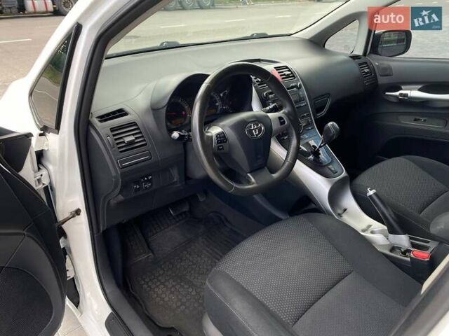 Белый Тойота Аурис, объемом двигателя 1.36 л и пробегом 265 тыс. км за 7790 $, фото 13 на Automoto.ua