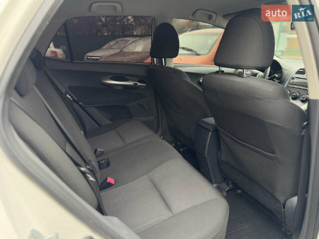 Белый Тойота Аурис, объемом двигателя 1.33 л и пробегом 230 тыс. км за 6500 $, фото 28 на Automoto.ua