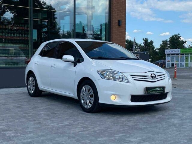 Белый Тойота Аурис, объемом двигателя 1.4 л и пробегом 265 тыс. км за 7790 $, фото 2 на Automoto.ua