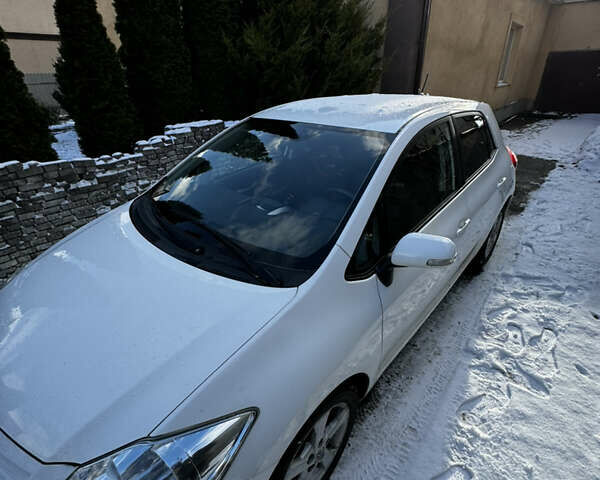 Белый Тойота Аурис, объемом двигателя 1.6 л и пробегом 171 тыс. км за 9300 $, фото 1 на Automoto.ua