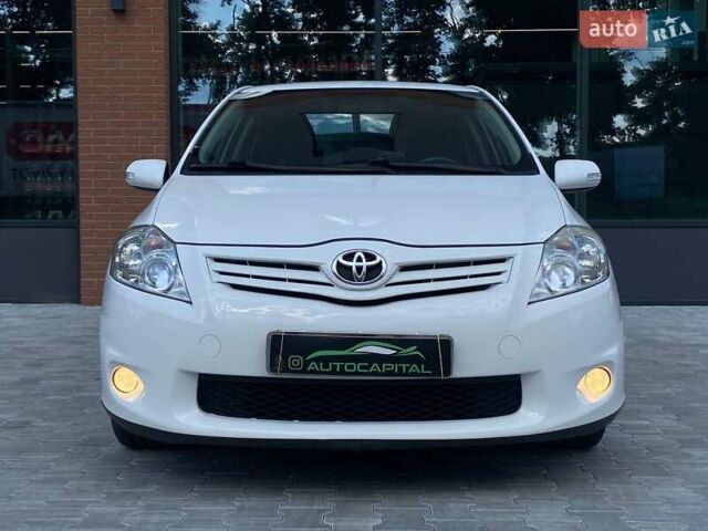Белый Тойота Аурис, объемом двигателя 1.36 л и пробегом 265 тыс. км за 7790 $, фото 4 на Automoto.ua