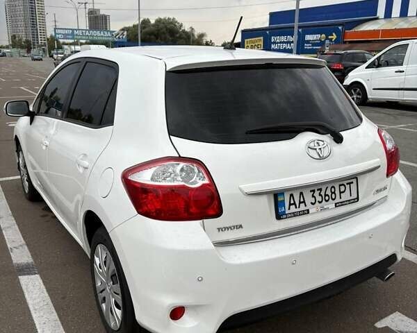 Білий Тойота Ауріс, об'ємом двигуна 1.6 л та пробігом 121 тис. км за 10500 $, фото 3 на Automoto.ua