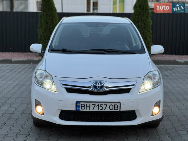 Белый Тойота Аурис, объемом двигателя 1.8 л и пробегом 233 тыс. км за 9000 $, фото 2 на Automoto.ua
