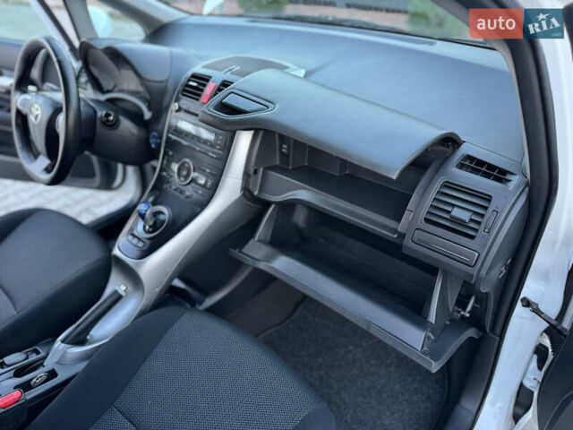 Белый Тойота Аурис, объемом двигателя 1.8 л и пробегом 233 тыс. км за 9000 $, фото 43 на Automoto.ua