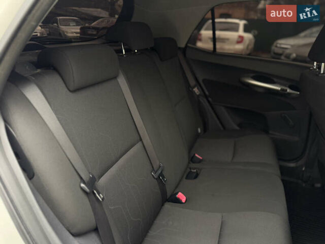 Белый Тойота Аурис, объемом двигателя 1.33 л и пробегом 230 тыс. км за 6500 $, фото 29 на Automoto.ua