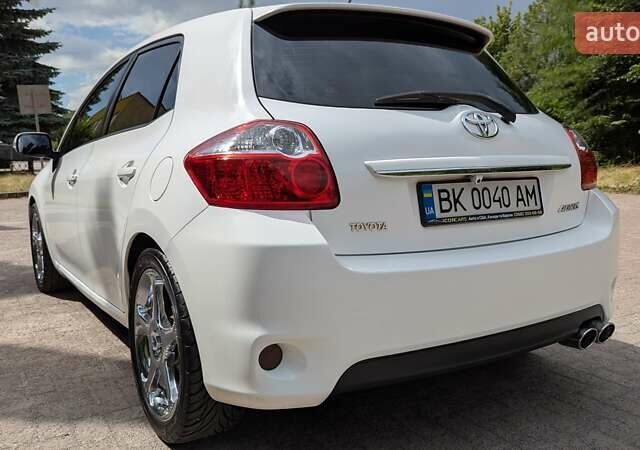 Белый Тойота Аурис, объемом двигателя 1.36 л и пробегом 277 тыс. км за 7500 $, фото 32 на Automoto.ua
