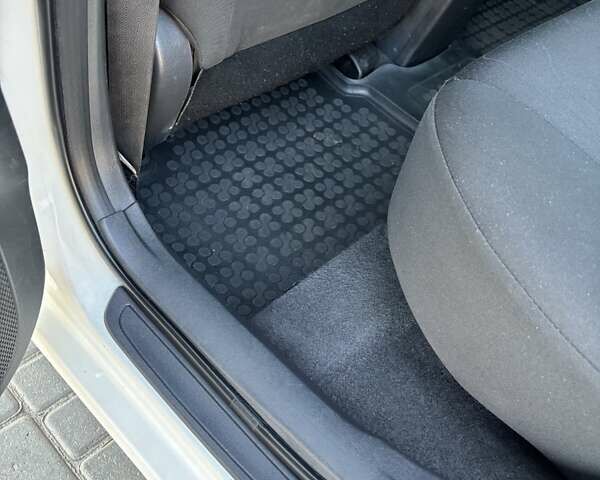 Білий Тойота Ауріс, об'ємом двигуна 1.6 л та пробігом 147 тис. км за 9300 $, фото 26 на Automoto.ua