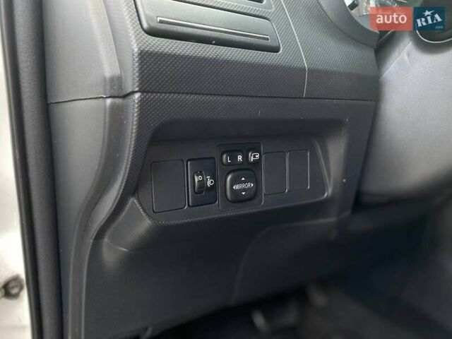 Белый Тойота Аурис, объемом двигателя 1.36 л и пробегом 265 тыс. км за 7790 $, фото 21 на Automoto.ua