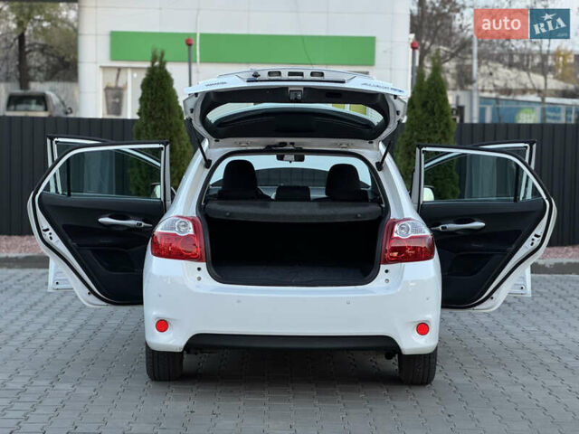 Белый Тойота Аурис, объемом двигателя 1.8 л и пробегом 233 тыс. км за 9000 $, фото 19 на Automoto.ua