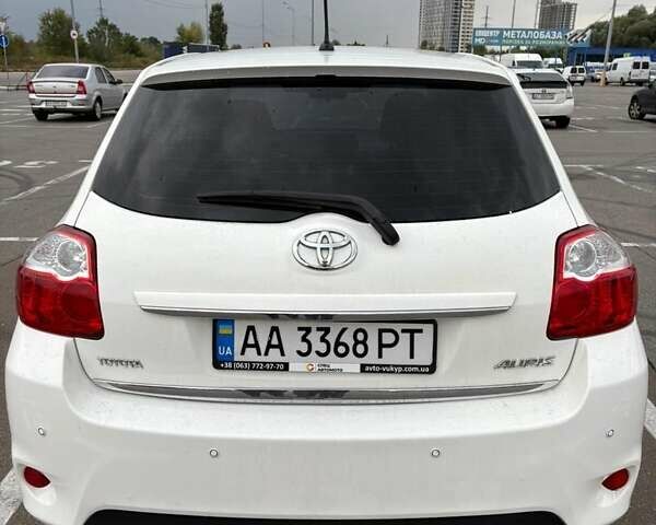 Білий Тойота Ауріс, об'ємом двигуна 1.6 л та пробігом 121 тис. км за 10500 $, фото 4 на Automoto.ua