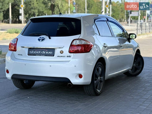 Белый Тойота Аурис, объемом двигателя 1.8 л и пробегом 180 тыс. км за 10499 $, фото 3 на Automoto.ua