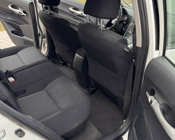 Білий Тойота Ауріс, об'ємом двигуна 1.8 л та пробігом 245 тис. км за 9700 $, фото 2 на Automoto.ua