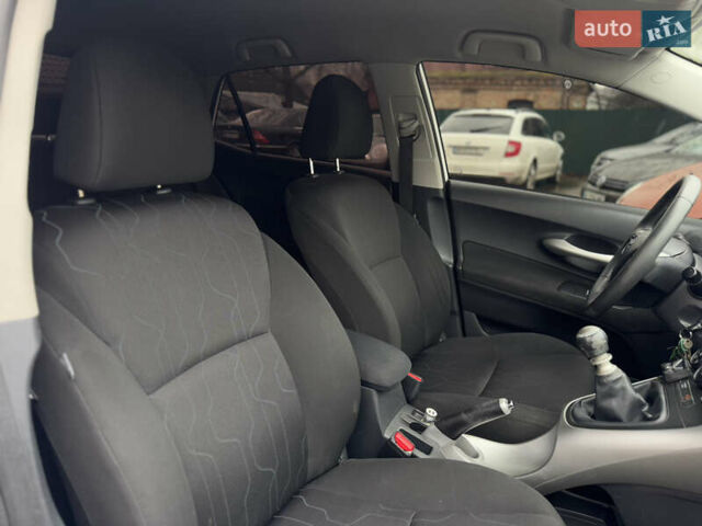 Белый Тойота Аурис, объемом двигателя 1.33 л и пробегом 230 тыс. км за 6500 $, фото 32 на Automoto.ua