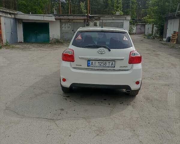 Белый Тойота Аурис, объемом двигателя 1.6 л и пробегом 112 тыс. км за 8200 $, фото 2 на Automoto.ua