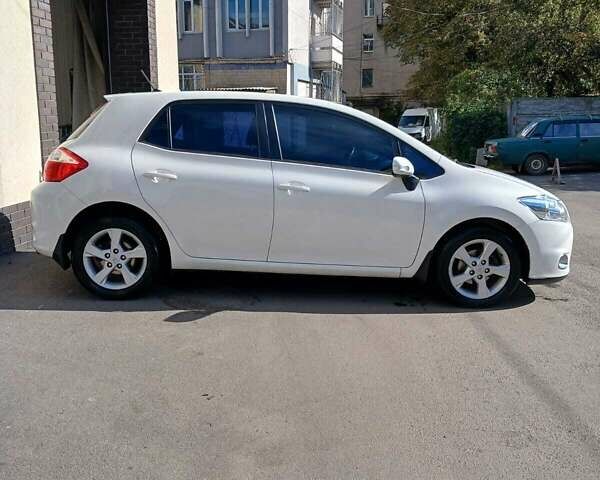 Белый Тойота Аурис, объемом двигателя 1.6 л и пробегом 147 тыс. км за 9600 $, фото 3 на Automoto.ua