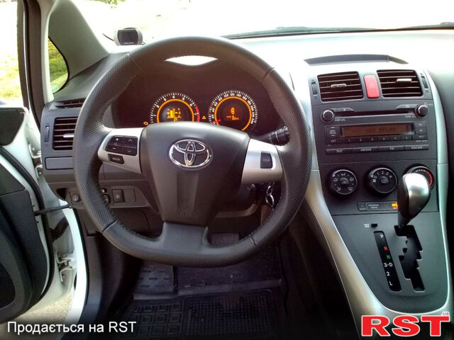 Тойота Аурис 2012 в Киеве на Automoto.ua Белый Тойота Аурис, объемом двигателя 1.6 л и пробегом 67 тыс. км за 13500 $, фото 7 на Automoto.ua