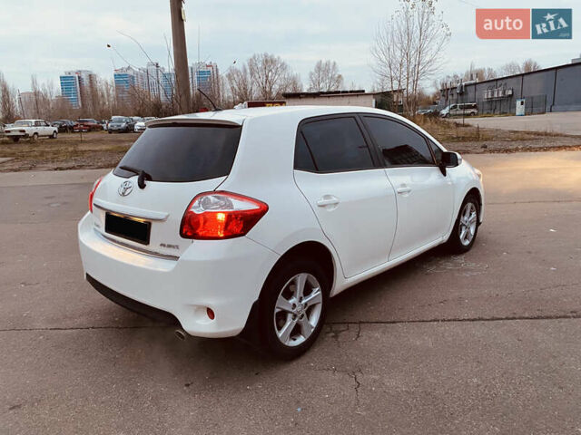 Белый Тойота Аурис, объемом двигателя 1.6 л и пробегом 147 тыс. км за 10350 $, фото 5 на Automoto.ua