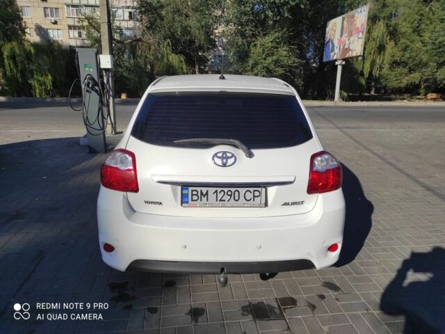 Белый Тойота Аурис, объемом двигателя 1.4 л и пробегом 270 тыс. км за 8000 $, фото 4 на Automoto.ua