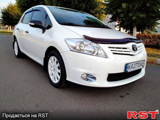 Тойота Аурис 2012 в Киеве на Automoto.ua Белый Тойота Аурис, объемом двигателя 1.6 л и пробегом 67 тыс. км за 13500 $, фото 2 на Automoto.ua