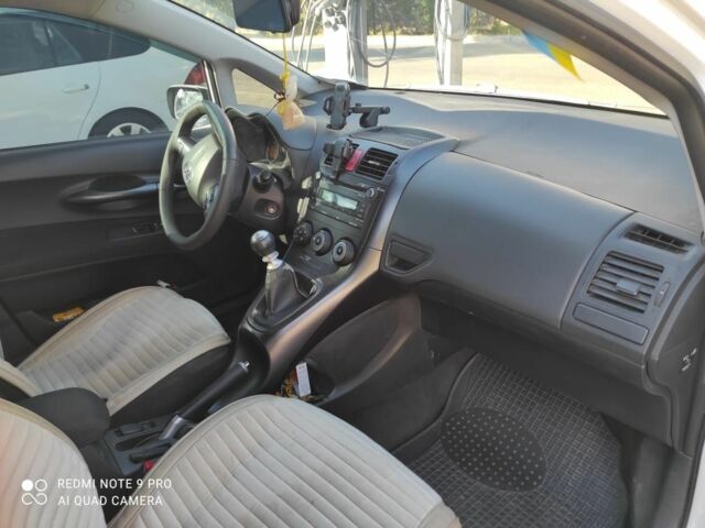 Белый Тойота Аурис, объемом двигателя 1.4 л и пробегом 270 тыс. км за 8000 $, фото 3 на Automoto.ua