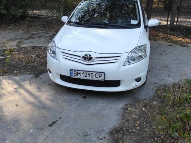 Белый Тойота Аурис, объемом двигателя 1.4 л и пробегом 270 тыс. км за 8000 $, фото 7 на Automoto.ua