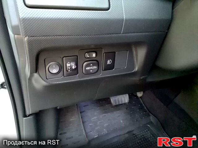 Тойота Аурис 2012 в Киеве на Automoto.ua Белый Тойота Аурис, объемом двигателя 1.6 л и пробегом 67 тыс. км за 13500 $, фото 8 на Automoto.ua