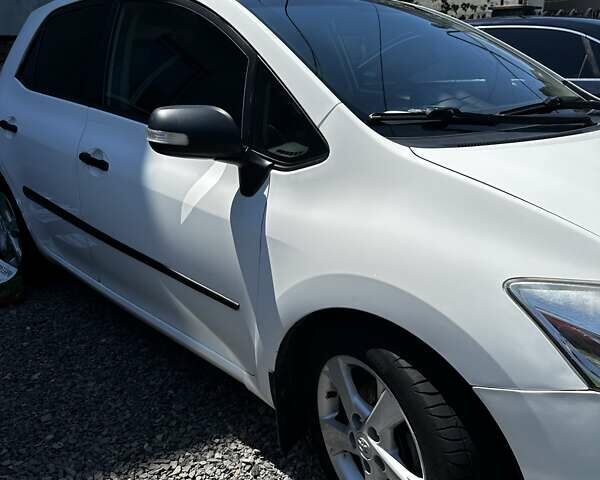 Белый Тойота Аурис, объемом двигателя 1.6 л и пробегом 204 тыс. км за 8000 $, фото 1 на Automoto.ua