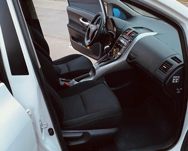 Белый Тойота Аурис, объемом двигателя 1.6 л и пробегом 147 тыс. км за 10350 $, фото 10 на Automoto.ua