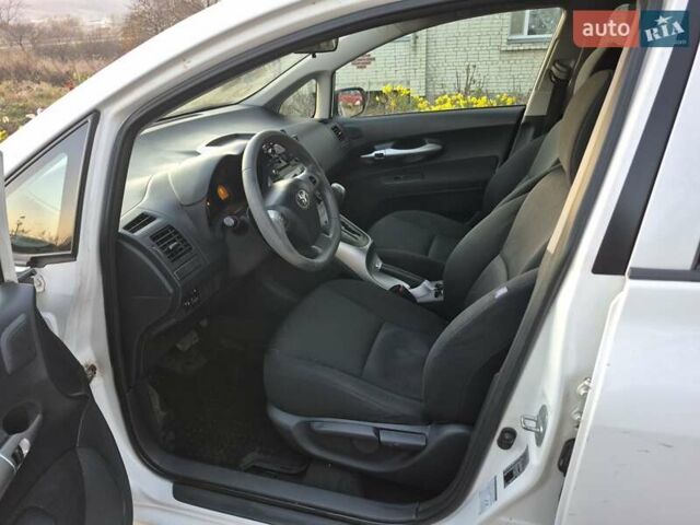 Білий Тойота Ауріс, об'ємом двигуна 1.6 л та пробігом 124 тис. км за 11500 $, фото 5 на Automoto.ua