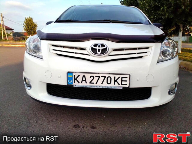 Тойота Аурис 2012 в Киеве на Automoto.ua Белый Тойота Аурис, объемом двигателя 1.6 л и пробегом 67 тыс. км за 13500 $, фото 3 на Automoto.ua