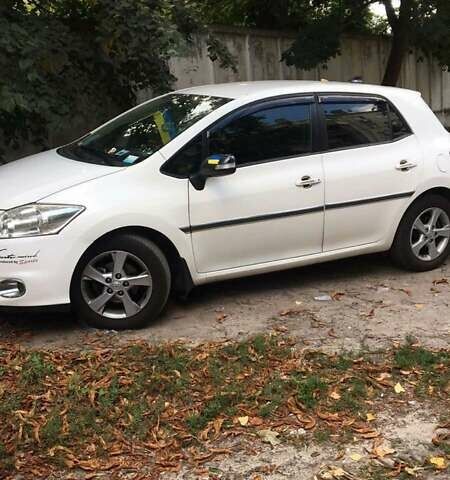 Білий Тойота Ауріс, об'ємом двигуна 1.6 л та пробігом 174 тис. км за 10550 $, фото 1 на Automoto.ua