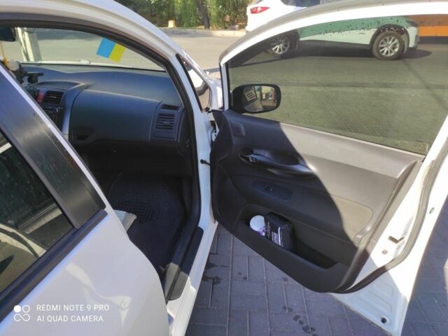 Белый Тойота Аурис, объемом двигателя 1.4 л и пробегом 270 тыс. км за 8000 $, фото 1 на Automoto.ua