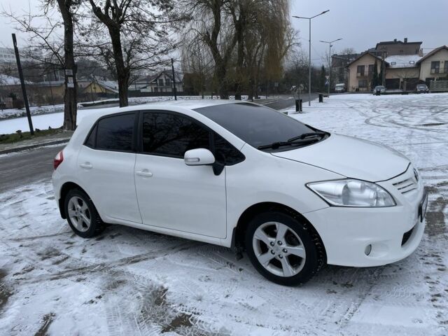 Белый Тойота Аурис, объемом двигателя 1.6 л и пробегом 206 тыс. км за 10300 $, фото 3 на Automoto.ua