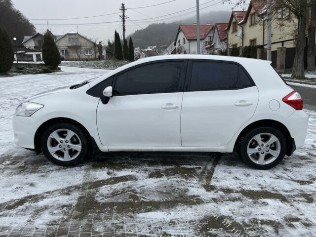 Белый Тойота Аурис, объемом двигателя 1.6 л и пробегом 206 тыс. км за 10300 $, фото 2 на Automoto.ua