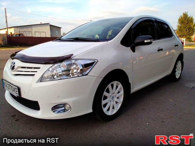Тойота Аурис 2012 в Киеве на Automoto.ua Белый Тойота Аурис, объемом двигателя 1.6 л и пробегом 67 тыс. км за 13500 $, фото 1 на Automoto.ua