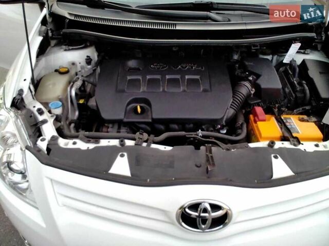 Белый Тойота Аурис, объемом двигателя 1.6 л и пробегом 67 тыс. км за 12800 $, фото 13 на Automoto.ua