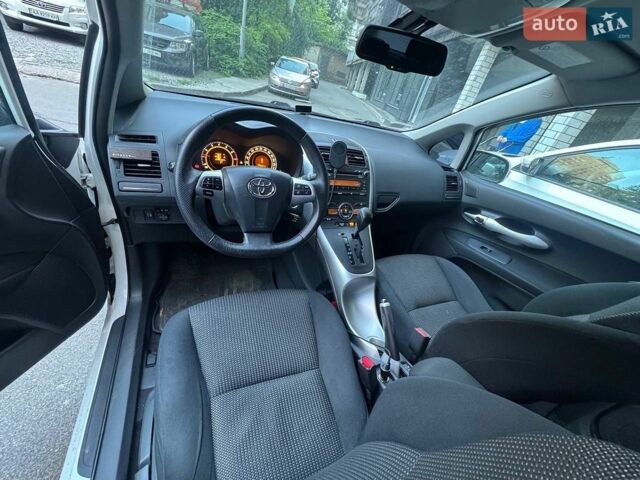 Белый Тойота Аурис, объемом двигателя 1.6 л и пробегом 160 тыс. км за 9400 $, фото 5 на Automoto.ua