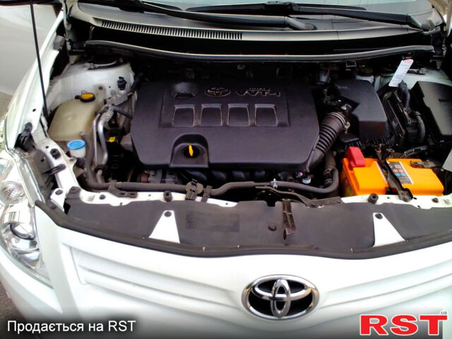 Тойота Аурис 2012 в Киеве на Automoto.ua Белый Тойота Аурис, объемом двигателя 1.6 л и пробегом 67 тыс. км за 13500 $, фото 5 на Automoto.ua