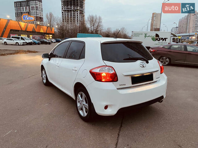 Белый Тойота Аурис, объемом двигателя 1.6 л и пробегом 147 тыс. км за 10350 $, фото 4 на Automoto.ua