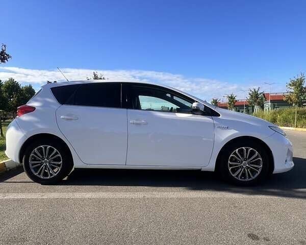 Белый Тойота Аурис, объемом двигателя 1.8 л и пробегом 299 тыс. км за 13600 $, фото 4 на Automoto.ua