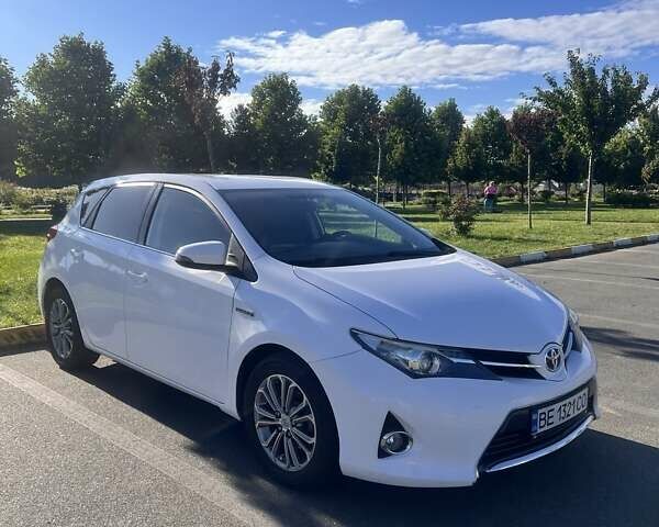 Белый Тойота Аурис, объемом двигателя 1.8 л и пробегом 299 тыс. км за 13600 $, фото 1 на Automoto.ua