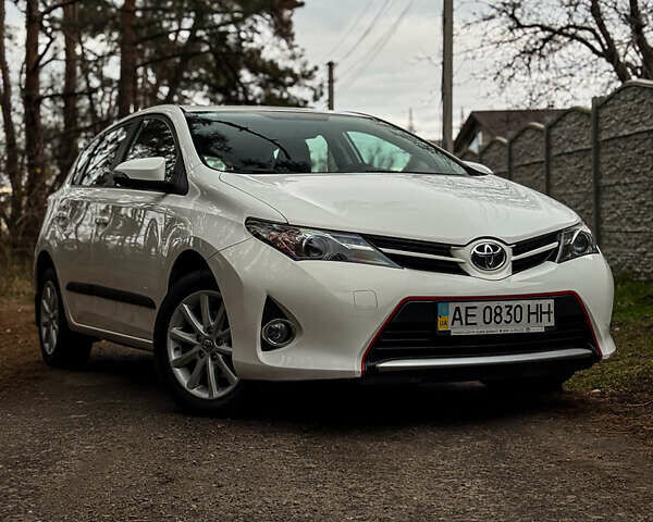 Белый Тойота Аурис, объемом двигателя 1.6 л и пробегом 121 тыс. км за 13750 $, фото 2 на Automoto.ua